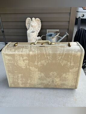 vintage Samsonite Streamlite suitcase from the 1950s, marbled cream vinyl finish
